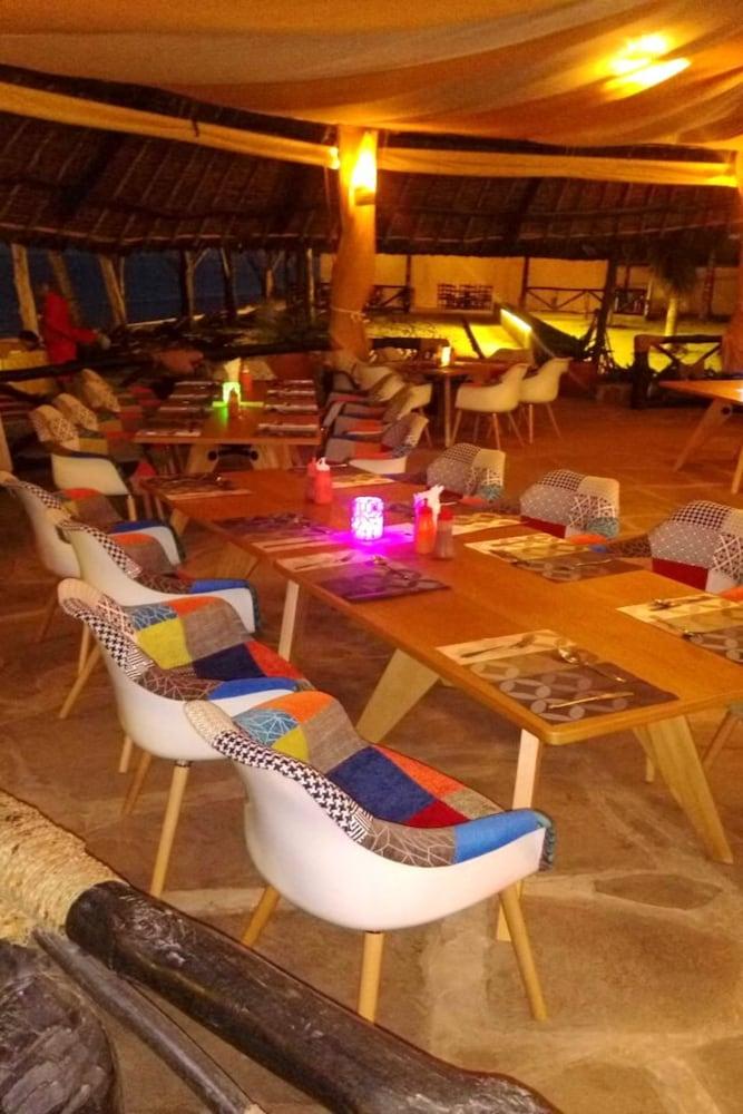 Bahari Dhow Beach Villas Діані-Біч Екстер'єр фото